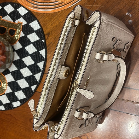 EUC Coach small ivory handbag - Picture 6 of 7